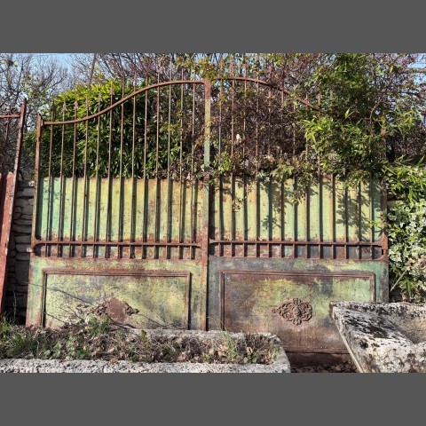 PORTAIL A CHAPEAU DE GENDARME