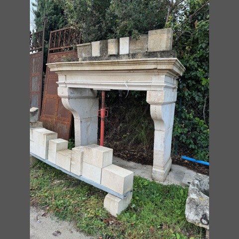 CHEMINEE LOUIS XIII A BARETTE