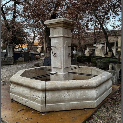 FONTAINE OCTOGONALE EN PIERRE NEUVE VIEILLIE