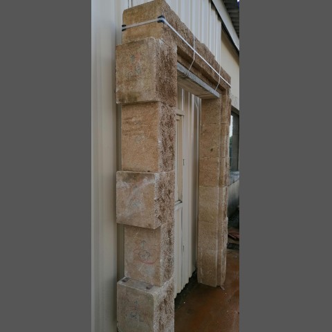 Encadrement de porte en pierre naturelle