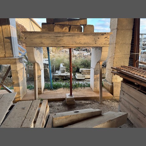 CHEMINEE ANCIENNE A CORBEAUX