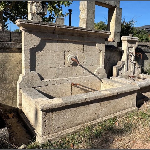 FONTAINE TAILLEE EN PIERRE NEUVE ET VIEILLIE