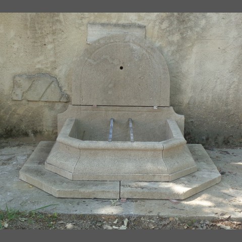 Petite fontaine en pierre neuve