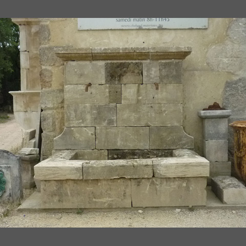 Fontaine réalisé dans notre atelier à partir de pierres anciennes