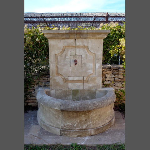 Fontaine en pierre neuve et vieillie