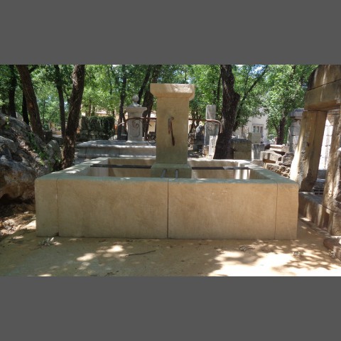 Fontaine carrée en pierre neuve