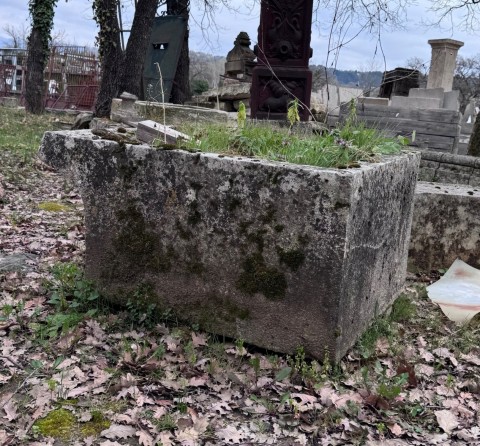 Lavoir ancien en pierre