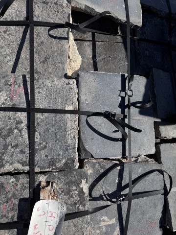 Dalles anciennes carr&eacute;s noires