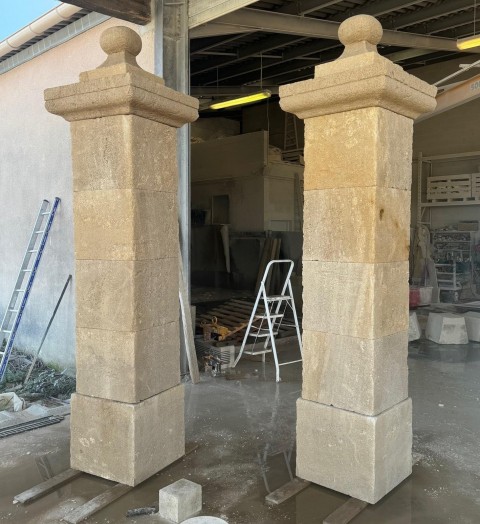 PAIRE DE PILIERS D'ENTREE