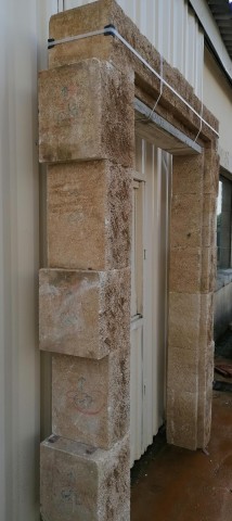 Encadrement de porte en pierre naturelle