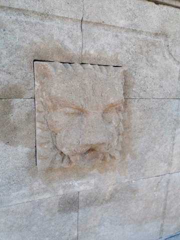 STONE WALL FOUNTAIN LION