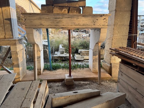 CHEMINEE ANCIENNE A CORBEAUX