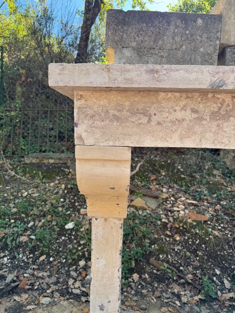 Chemin&eacute;e proven&ccedil;ale &agrave; corbeaux
