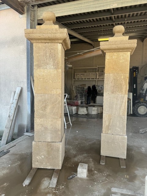 PAIRE DE PILIERS D'ENTREE