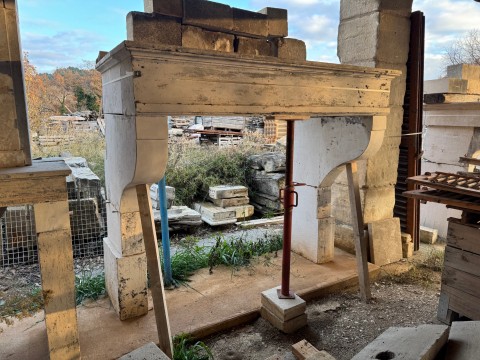 CHEMINEE ANCIENNE A CORBEAUX