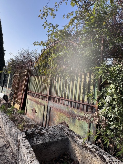 PORTAIL A CHAPEAU DE GENDARME