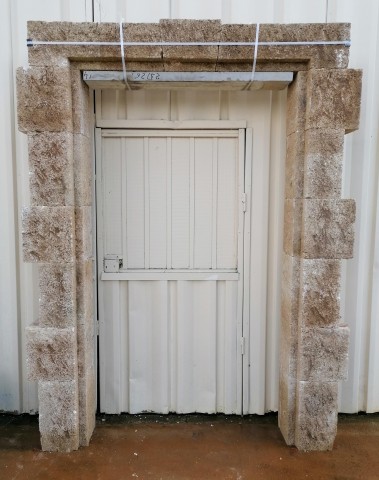 Encadrement de porte en pierre naturelle