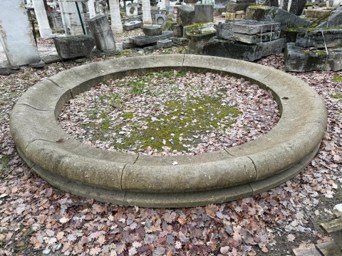 BASSIN TAILLE EN PIERRE D'AVY DE STYLE LOUIS XIV