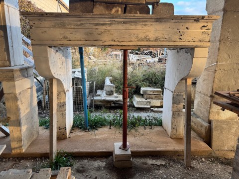 CHEMINEE ANCIENNE A CORBEAUX