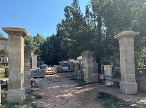 PAIRE DE PILIERS EN PIERRE