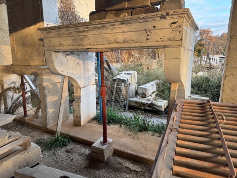 CHEMINEE ANCIENNE A CORBEAUX