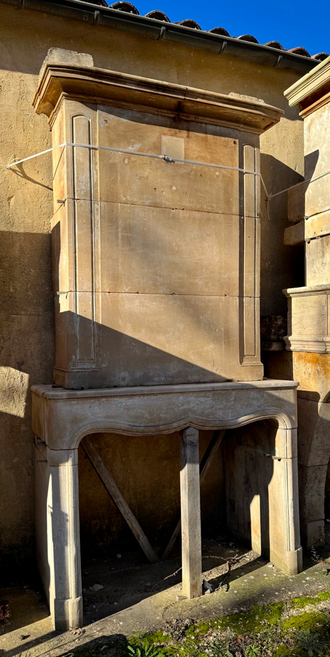 CHEMINEE A TRUMEAU LOUIS XIV