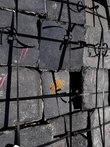 Dalles anciennes carr&eacute;s noires