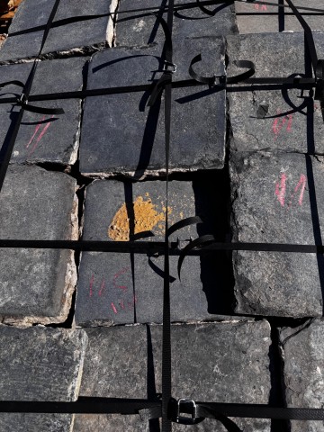 Dalles anciennes carr&eacute;s noires