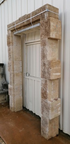 Encadrement de porte en pierre naturelle